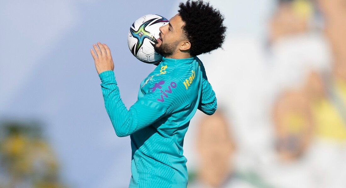 Claudinho durante treino com a Seleção