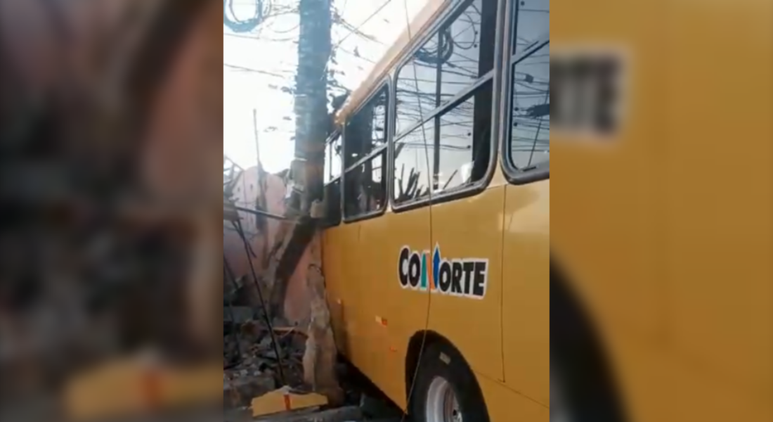 Ônibus colidiu com casa em Paulista