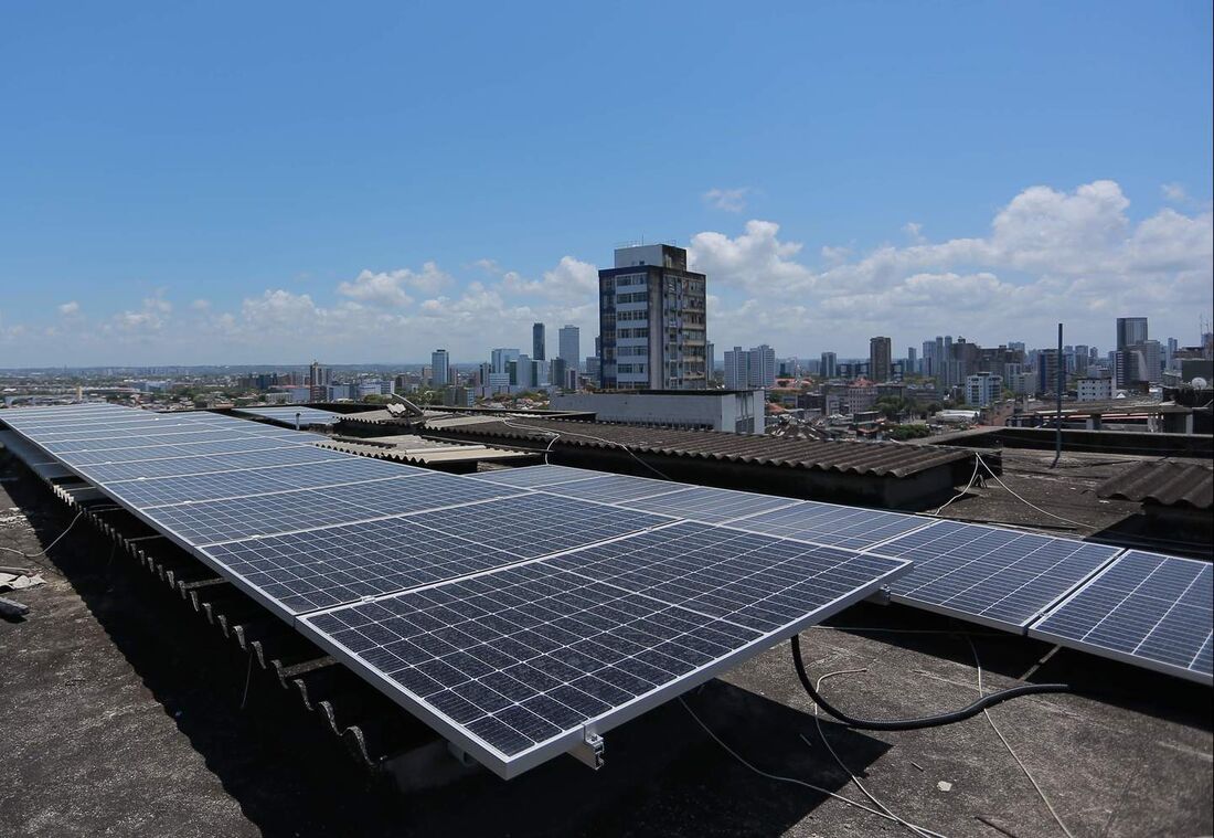 Painéis solares em cima de edifício no Centro do Recife