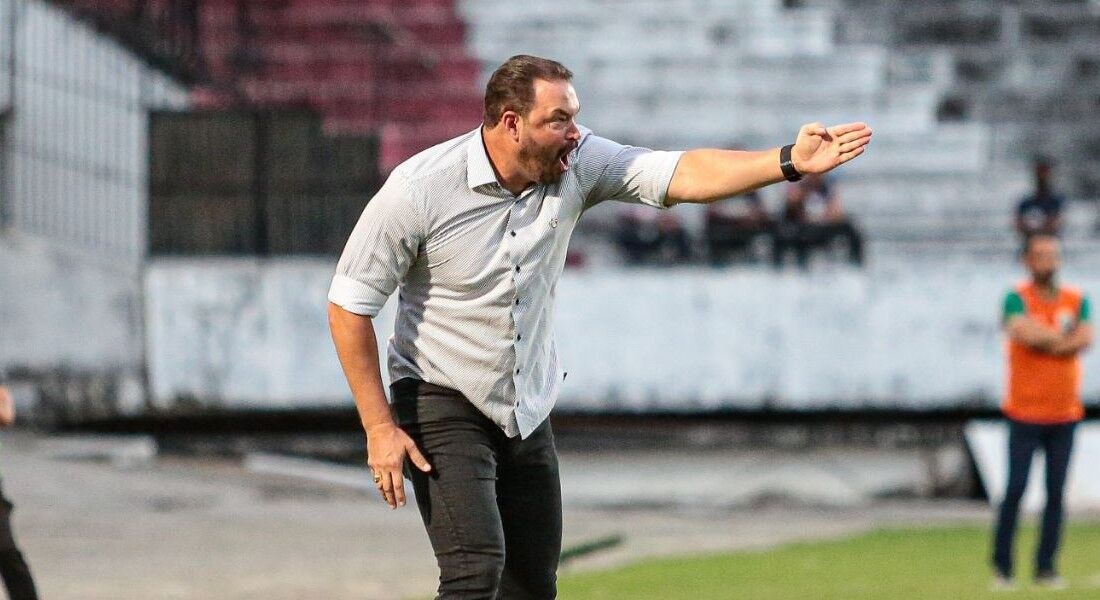 Roberto Fernandes, técnico do Santa Cruz