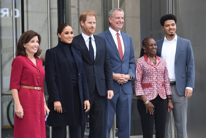 Prefeito de Nova York ladeado pelo príncipe Harry e a atriz Meghan Markle