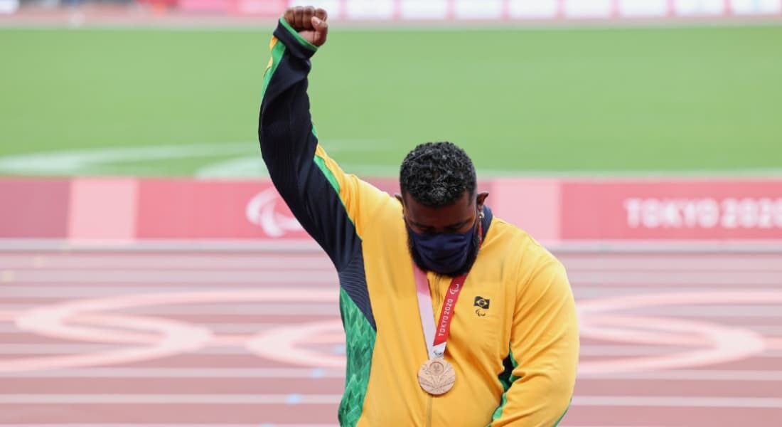 Paulino apontou para a medalha de bronze no peito, gesticulou um "não" e ergueu o punho direito em protesto