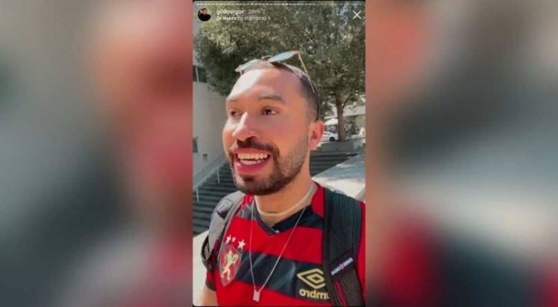 Gil do Vigor indo para a aula com a camisa do Sport, nos Estados Unidos