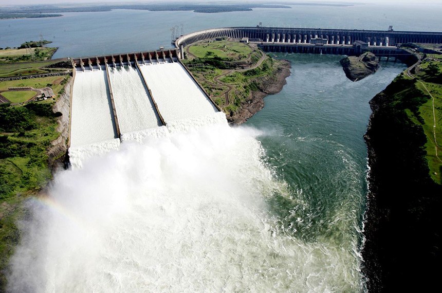  Usina Hidrelétrica de Itaipu, no Rio Paraná 