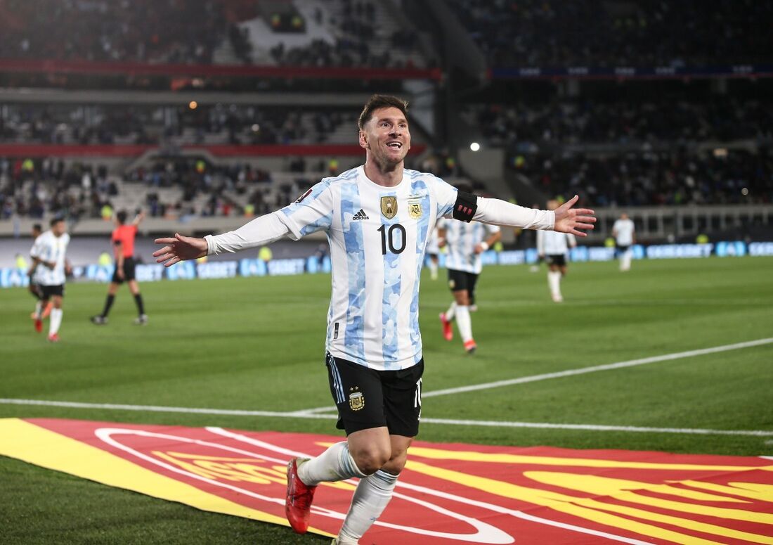 Messi comemora um dos gols sobre a Bolívia