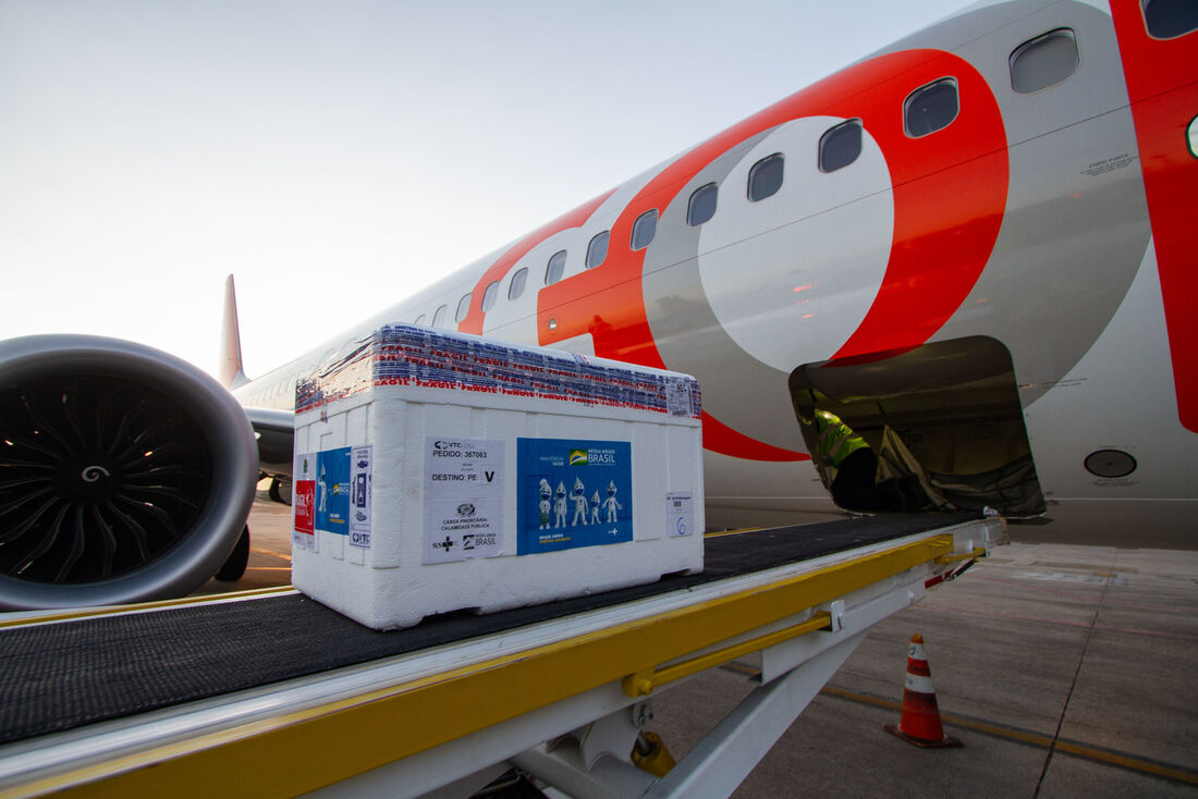 Imunizantes chegam ao Aeroporto Internacional do Recife/Guararapes