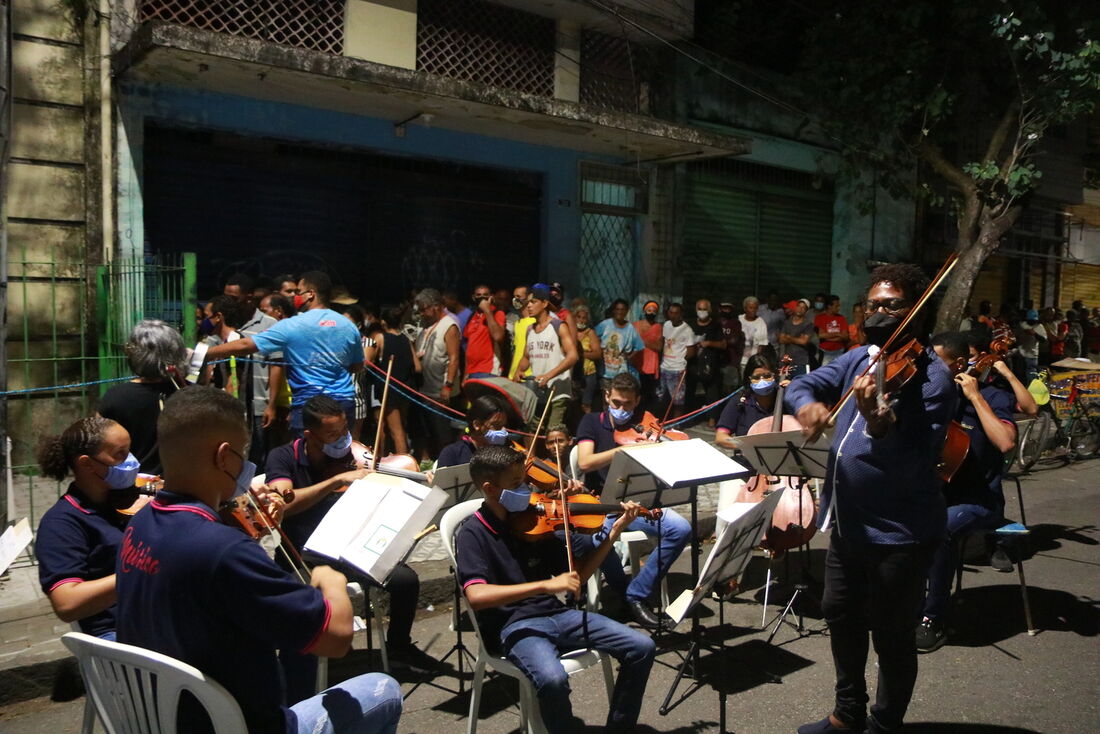 Orquestra de Câmara do Alto da Mina, de Olinda, tocando música clássica durante projeto Anjos da Noite, também de Olinda