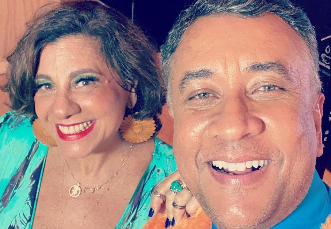 Paulinho Gogó ao lado da atriz Catarina Lopes Abdalla durante as gravações do 'Vai que Cola'