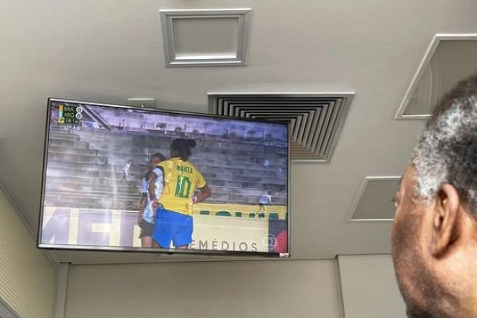 Pelé observando Marta em jogo da Seleção