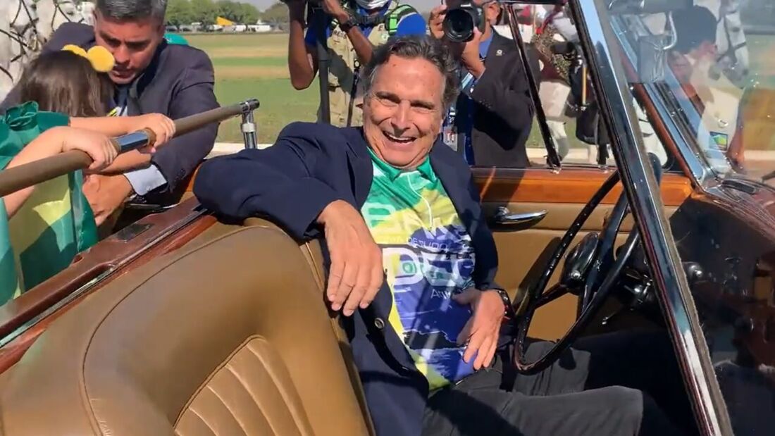 Nelson Piquet dirigiu carro que levou Bolsonaro à cerimônia de hasteamento da bandeira 