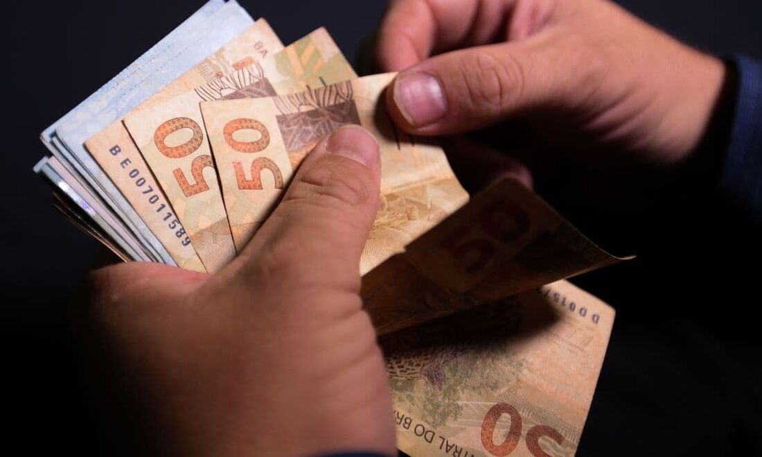 Dinheiro alores a receber de até R$ 1 representaram 42,8% das liberações para pessoas físicas, divulgou nesta segunda-feira (14) o Banco Central (BC)