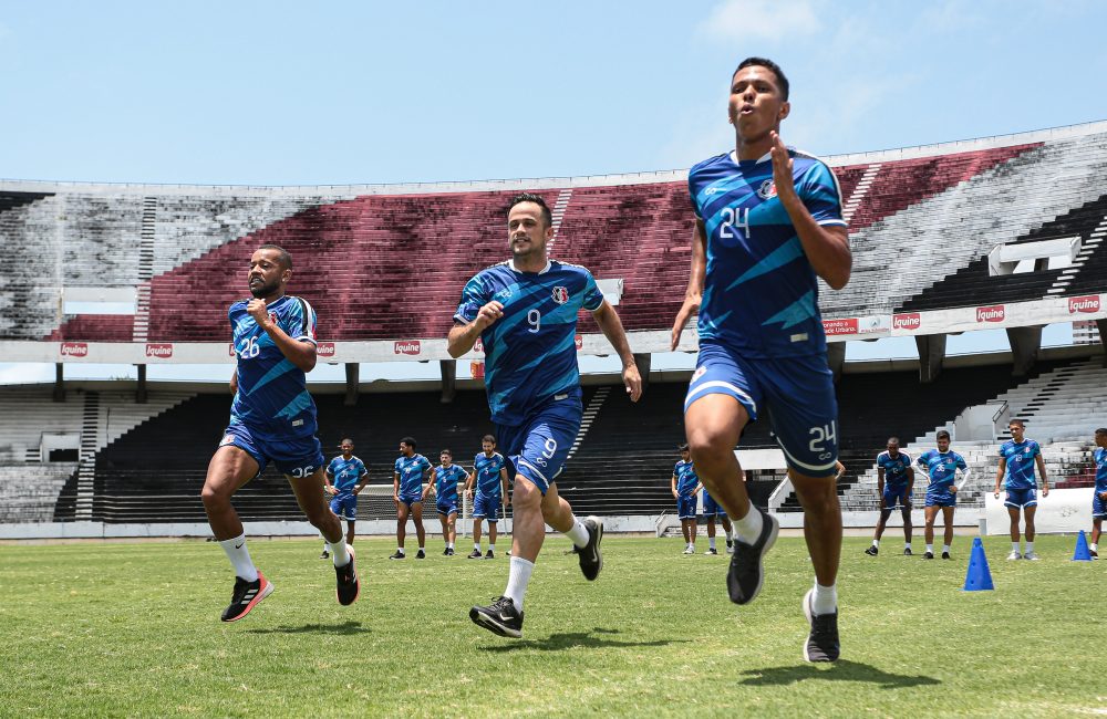 Jogadores durante preparação para o jogo com o Floresta