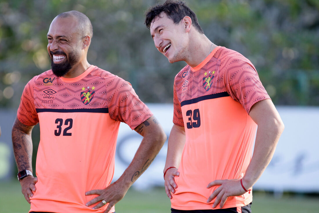 Vander e Aguirre durante treino no CT do Sport