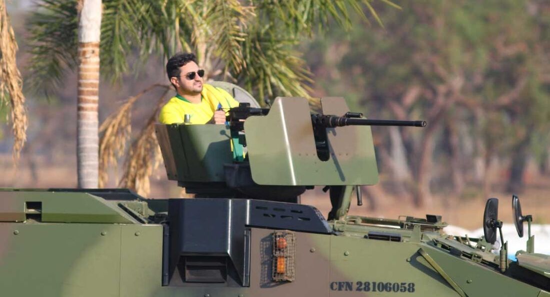 Apoiador do presidente Jair Bolsonaro é visto em um blindado das Forças Armadas durante manifestação no Distrito Federal