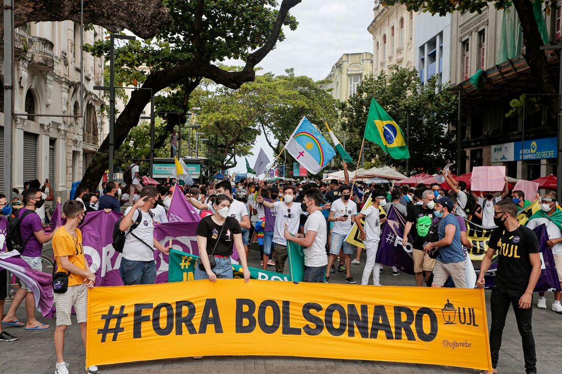 Ato contra o presidente Jair Bolsonaro no Recife aconteceu no Marco Zero, no bairro do Recife Antigo