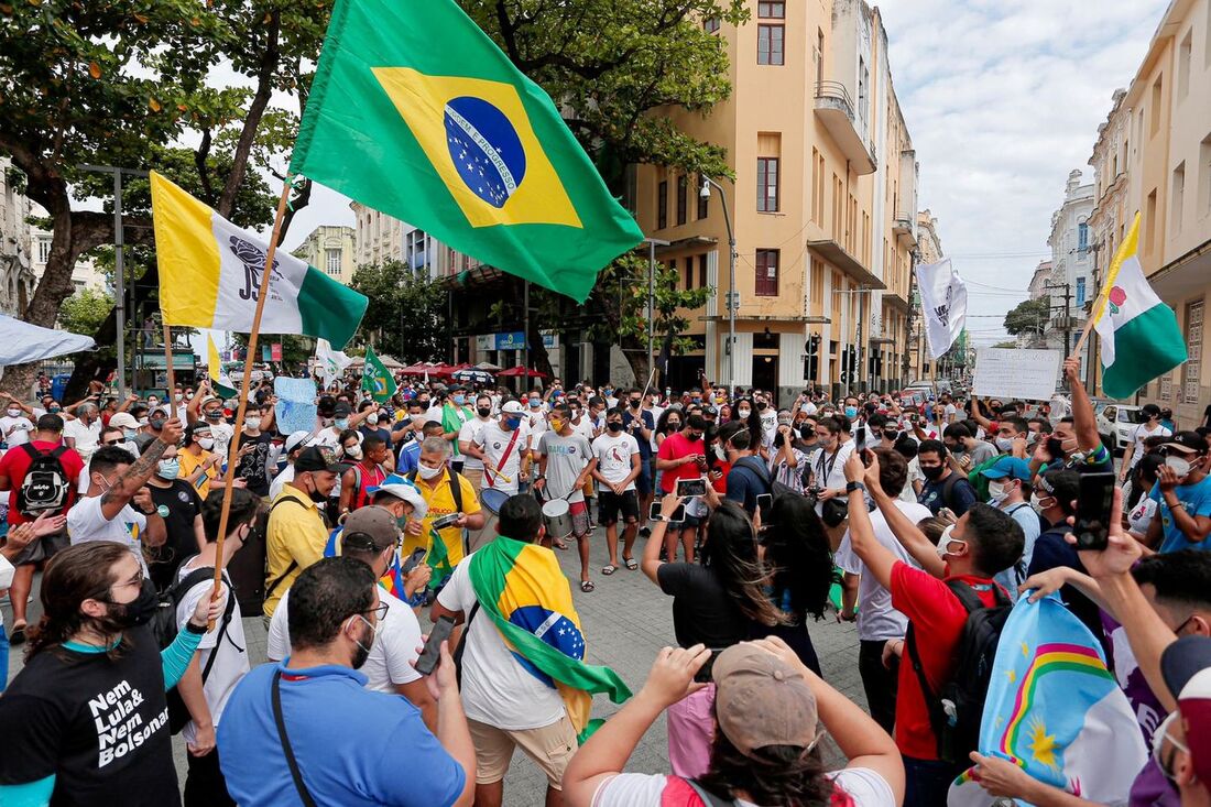 Ato contra o presidente Jair Bolsonaro no Recife aconteceu no Marco Zero, no bairro do Recife Antigo