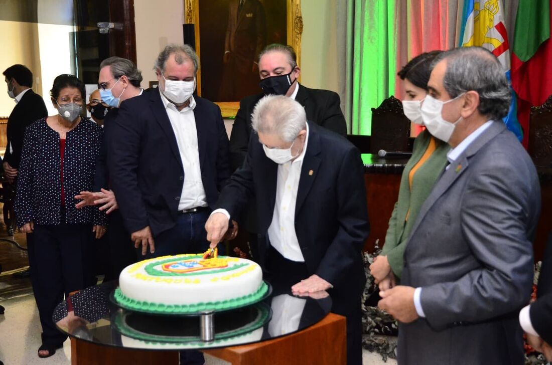 O provedor do RHP, Alberto Ferreira da Costa, no momento do corte do bolo de aniversário 