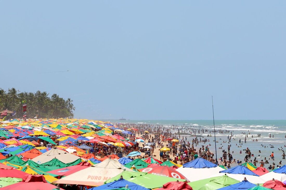 Movimentação na praia de Boa Viagem, no Recife