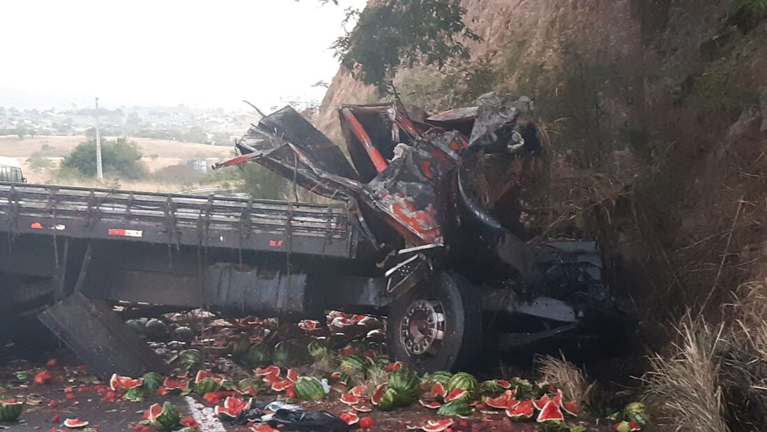 Carga de melancias do caminhão ficou espalhada na rodovia