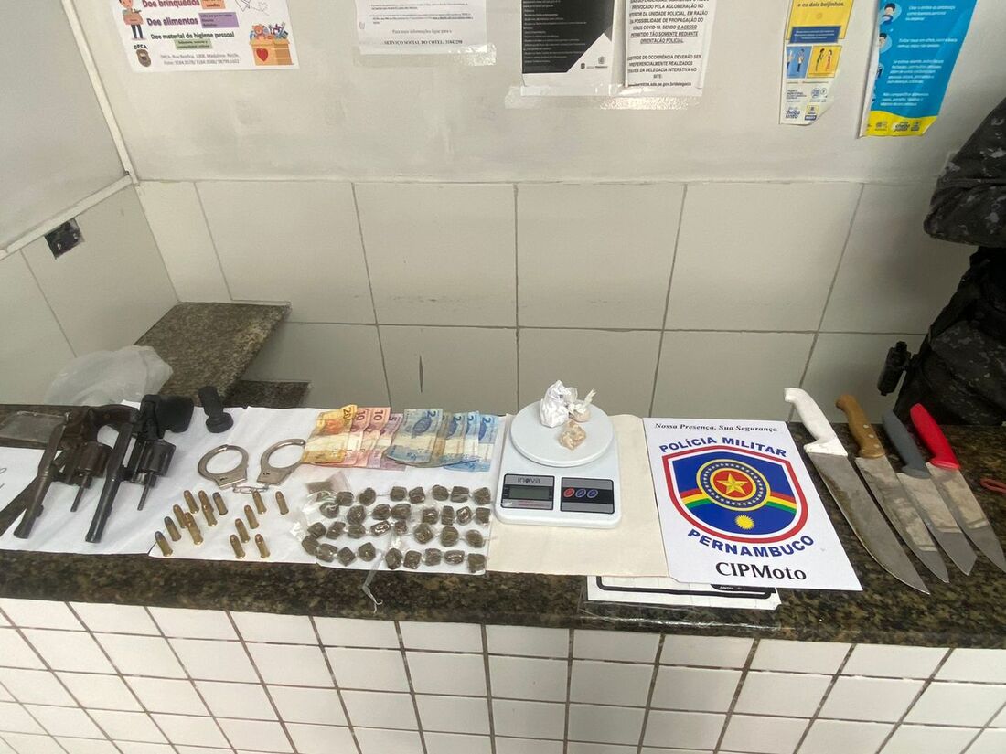 Material apreendido pelos policiais com os suspeitos