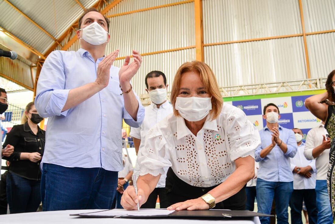 Nadegi e Paulo Câmara assinaram convênios para pavimentação de ruas