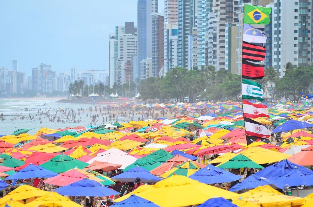 Praia de Boa Viagem lotada neste domingo (26)