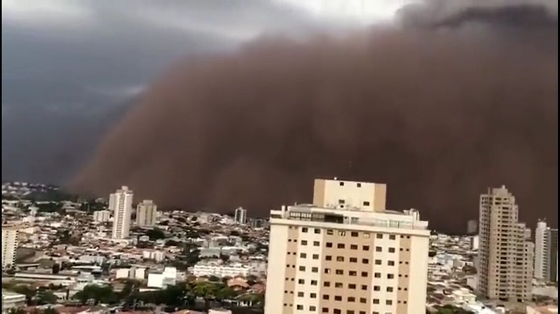 Nuvem de poeira vermelha em SP