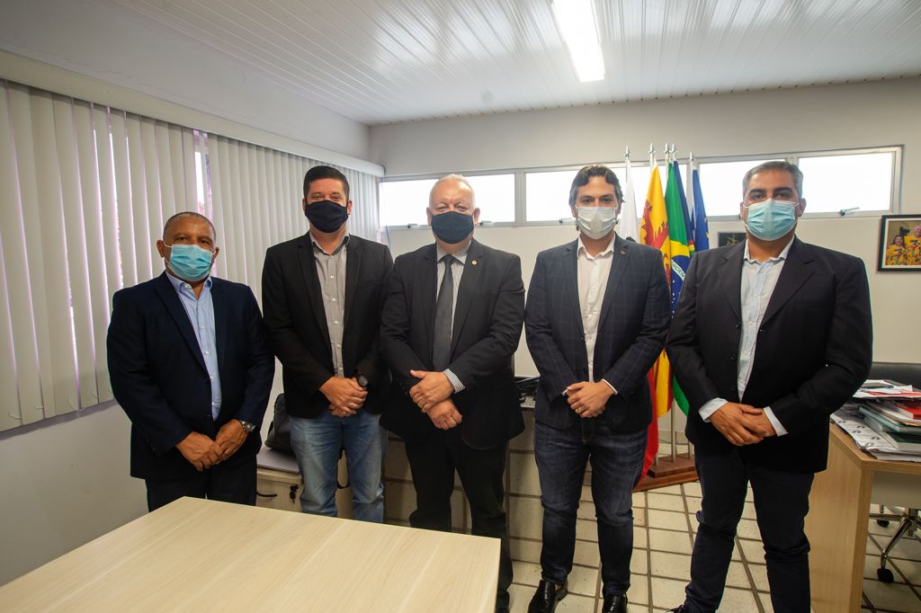 Da esquerda para a direita: Carlos Helder Campos, Thiago Gonçalves de Lima,  Prof. Pedro Falcão, Tiago Carneiro e Eng. Francisco Navarro