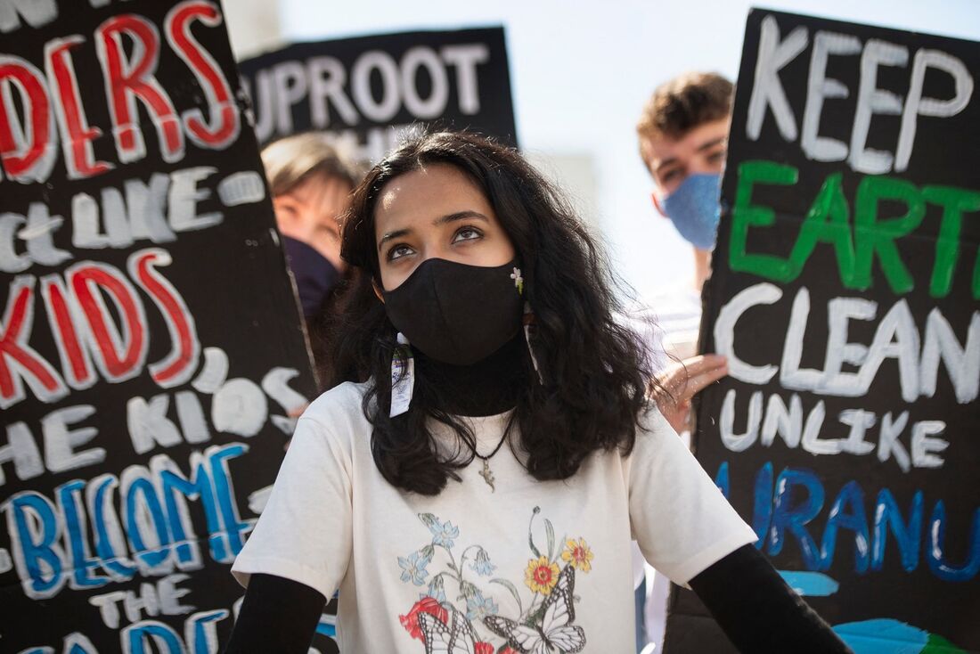 Manifestantes protestam contra ações que prejudicam o meio ambiente 