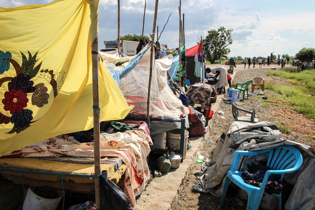 Aldeões deslocados e seus pertences são vistos ao longo de uma estrada após serem evacuados das águas inundadas em Juba, Sudão do Sul, em 28 de setembro de 2021. Milhares de moradores continuam a ser deslocados no Sudão do Sul devido ao aumento dos níveis