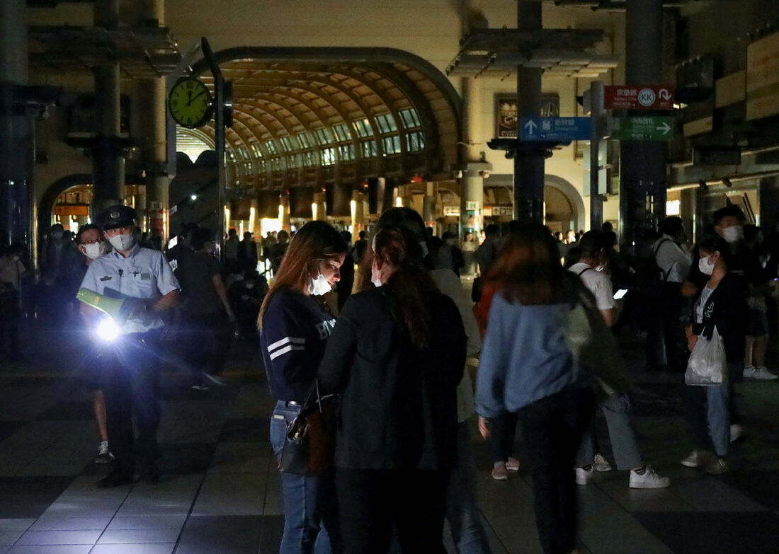 Os passageiros esperam na estação de Shinagawa enquanto os serviços de trem são suspensos em Tóquio no início de 8 de outubro de 2021, depois que um terremoto de magnitude 6,1 sacudiu a capital japonesa e áreas circunvizinhas.