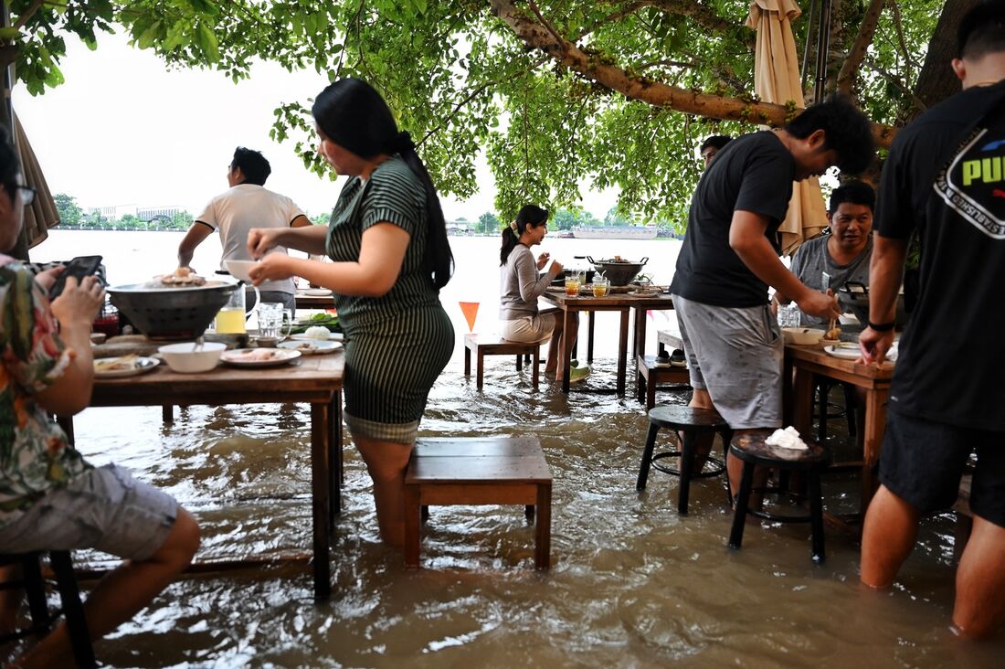 Restaurante inundado na Tailândia