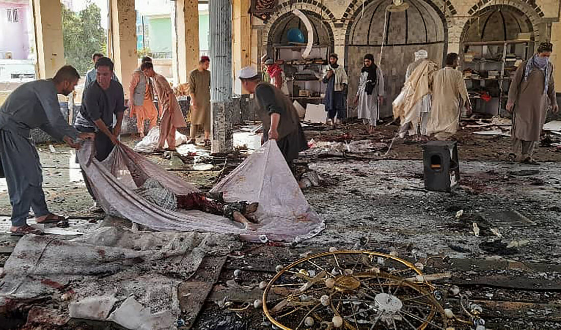 Visão interna da mesquita Xiita na província de Kunduz, vítima de explosão