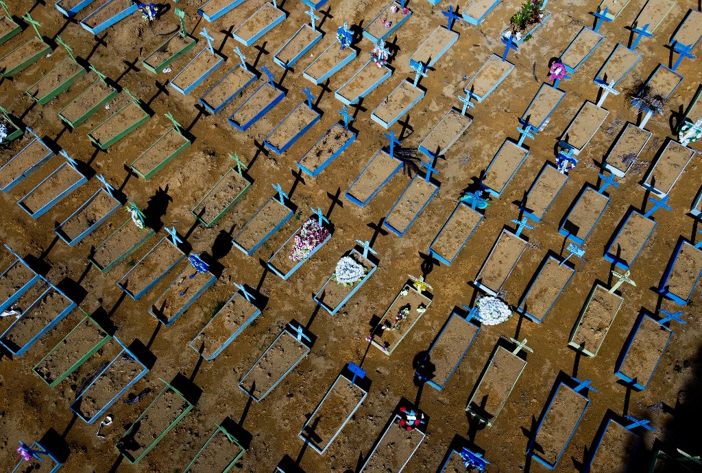 Túmulos das vítimas do Covid-19 no cemitério de Nossa Senhora Aparecida em Manaus, estado do Amazonas, Brasil