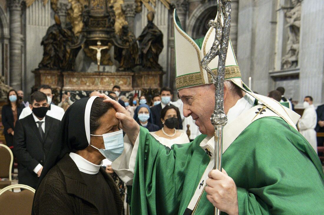 Freira colombiana Gloria Cecilia Narváez em encontro com o Papa Francisco