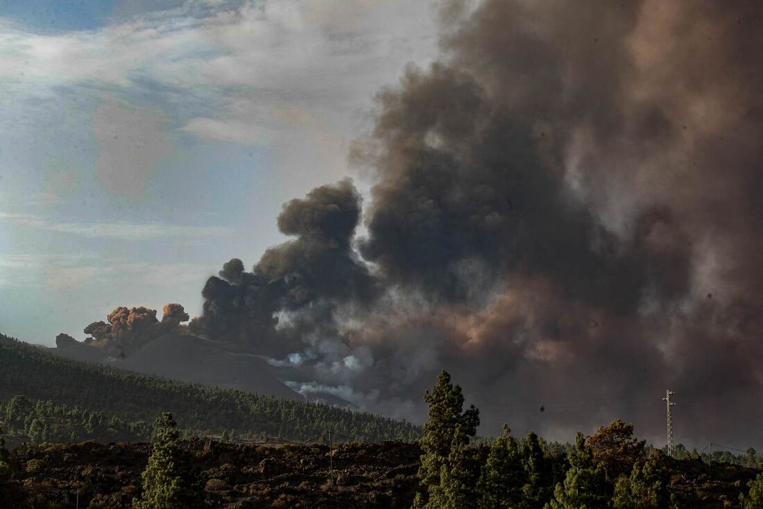 Esta fotografia de apostila tirada e divulgada em 19 de outubro de 2021 pela Unidade Militar Espanhola (UME) mostra o colcão Cumbre Vieja expelindo fumaça e cinzas, retratada em El Paso, nas Ilhas Canárias de La Palma.