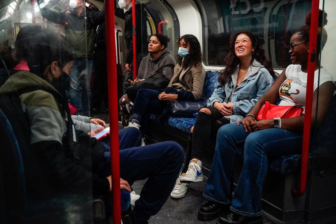 Passageiros do metrô em Londres 