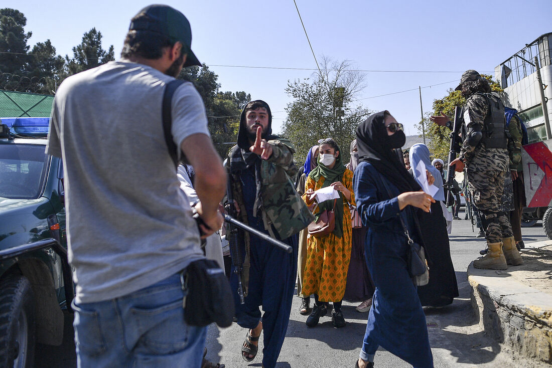 Membro do Talibã repreendendo jornalista durante protesto pelo direto das mulheres em Cabul nesta quinta-feira (21)