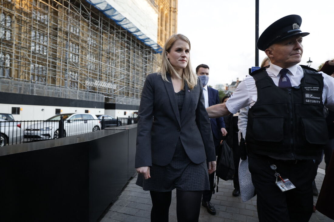 A denunciante do Facebook, Frances Haugen (L), deixa as Casas do Parlamento no centro de Londres em 25 de outubro de 2021 após prestar depoimento a membros do parlamento do Reino Unido no Comitê Conjunto sobre o projeto de Lei de Segurança Online