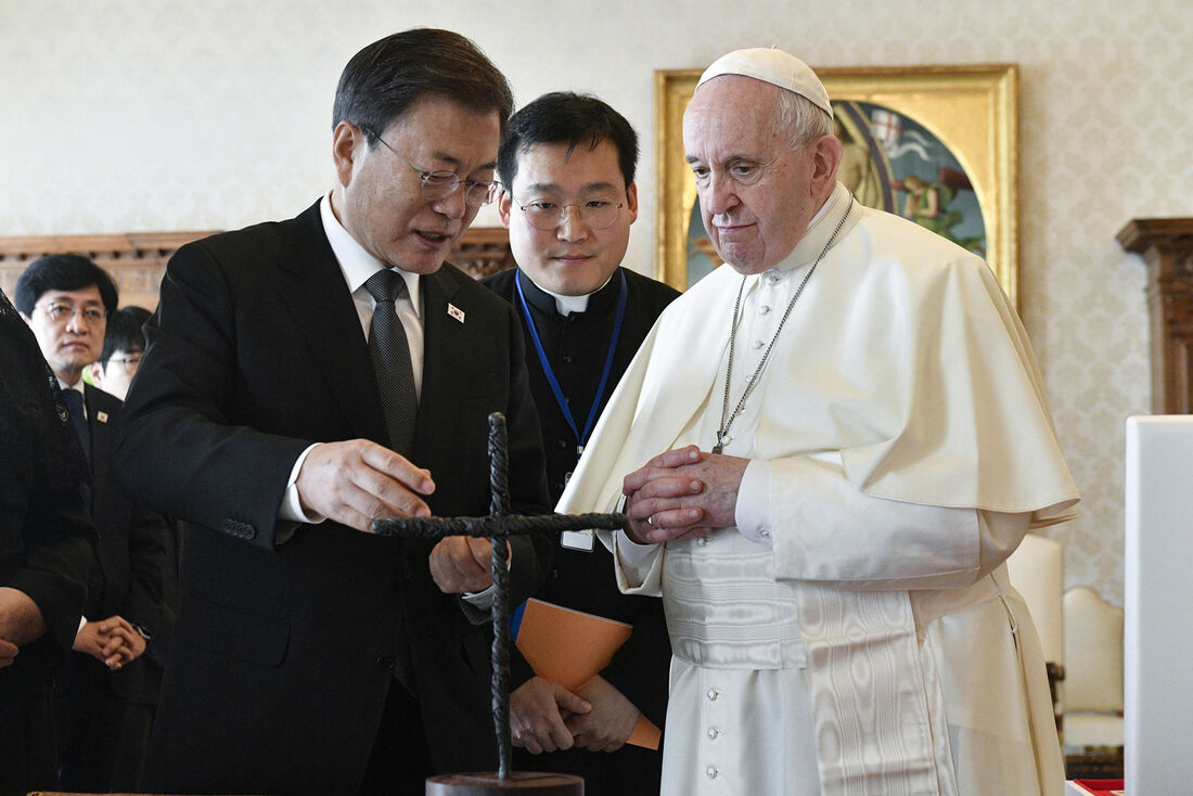 Presidente sul-coreano, Moon Jae-in, entrega presente ao Papa Francisco