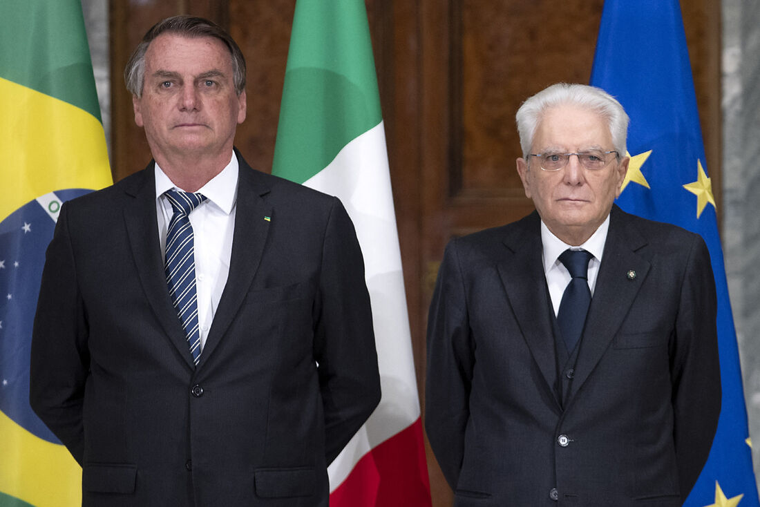 Presidente italiano Sergio Mattarella à direita posando com o presidente brasileiro Jair Bolsonaro em sua chegada para a reunião no palácio presidencial do Quirinale em Roma, antes da cúpula do G20