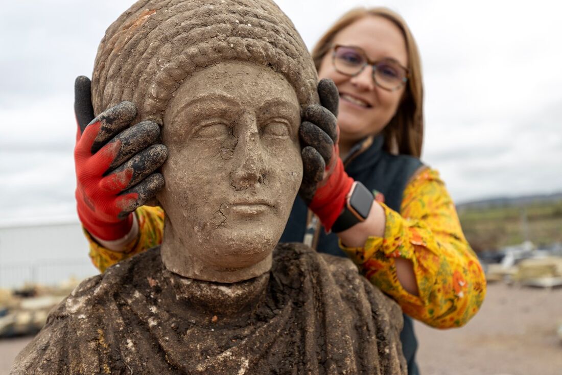 Estátua romana encontrada em ferrovia em Londres