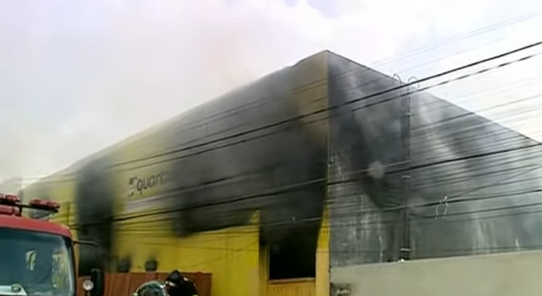 Incêndio atingiu o armazém e bombeiros seguem no trabalho de rescaldo