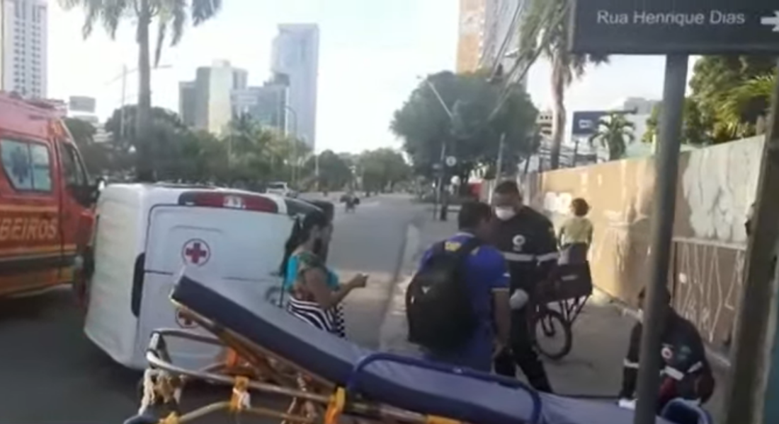 Ambulância tombou na pista