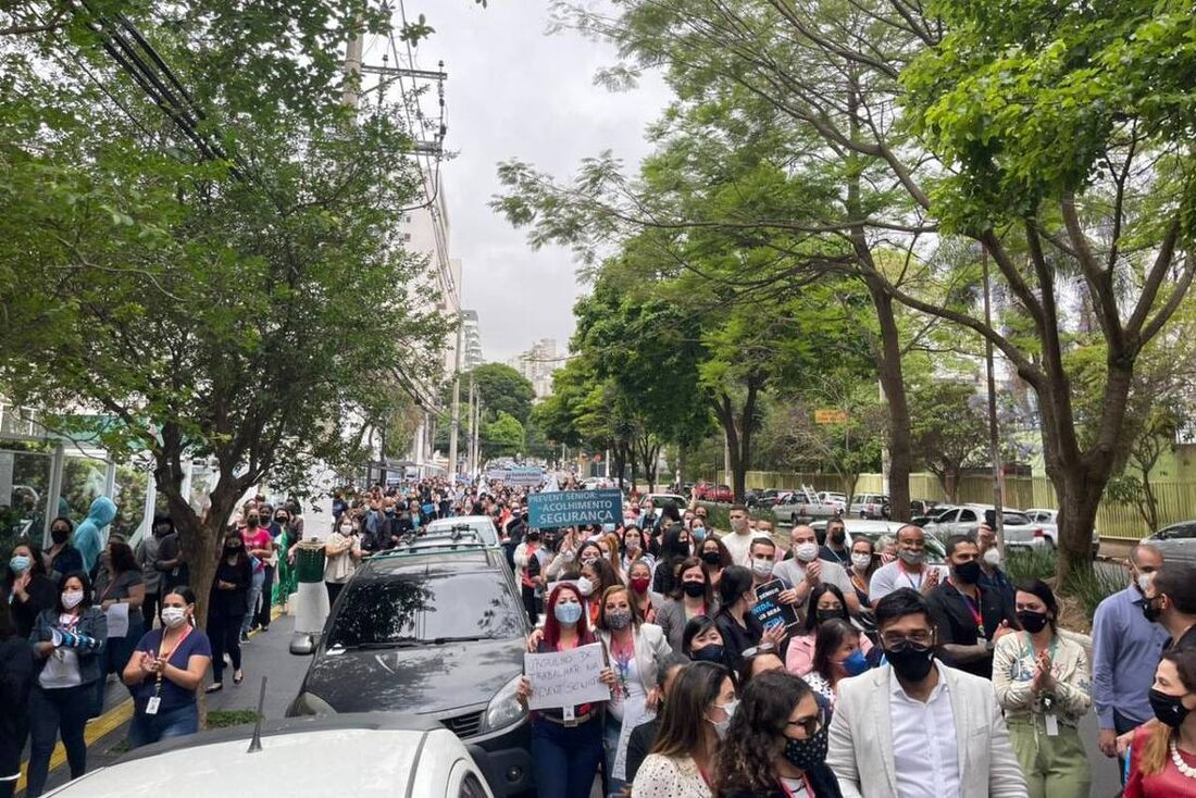 Na passeata foram erguidos cartazes com frases como "Prevent Senior salva vidas", "Eu acredito" e "#SomosTodosPreventSenior