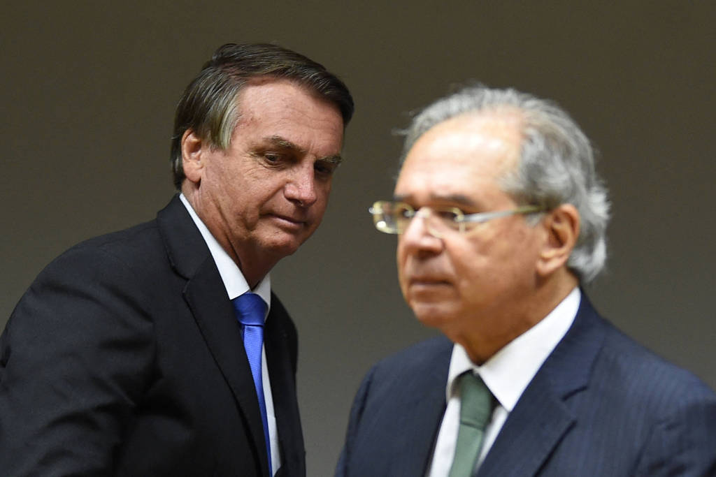 O presidente da República, Jair Bolsonaro, e o ministro da Economia, Paulo Guedes, durante coletiva de imprensa no Ministério da Economia, em Brasília.