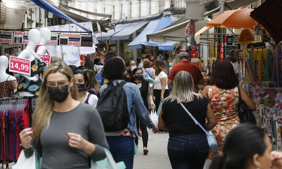 Além do setor de material de construção, registraram variação positiva o de supermercados, alimentos e bebidas, com elevação nas vendas de 2%