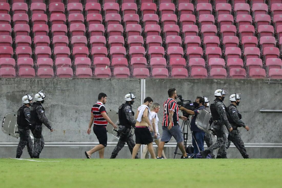 Vítima da agressão foi escoltada para prestar depoimento