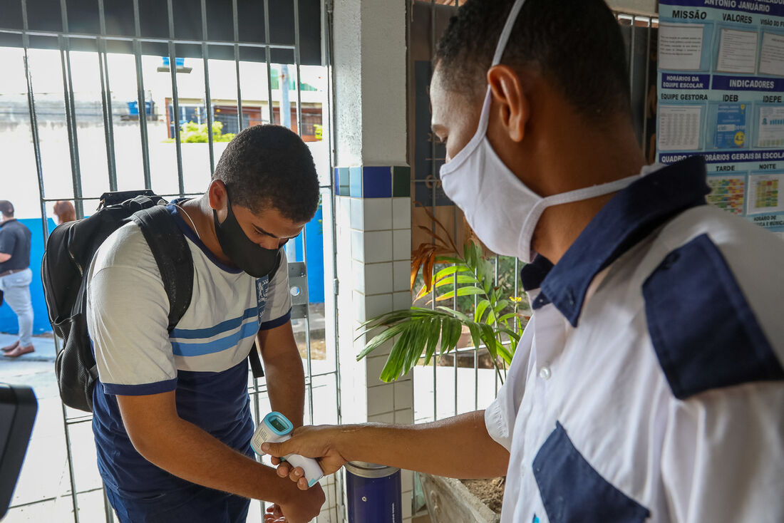 Poderão ser vacinados estudantes com idades entre 12 e 17 anos