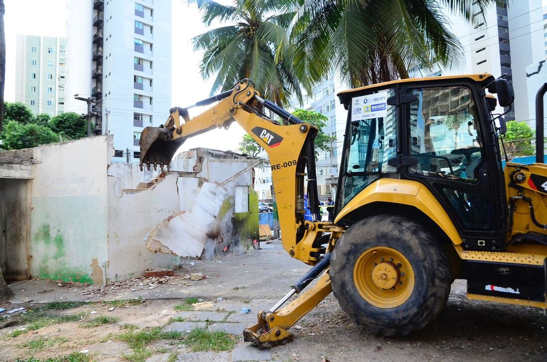 Demolição de construção irregular em torno do Edifício Holiday